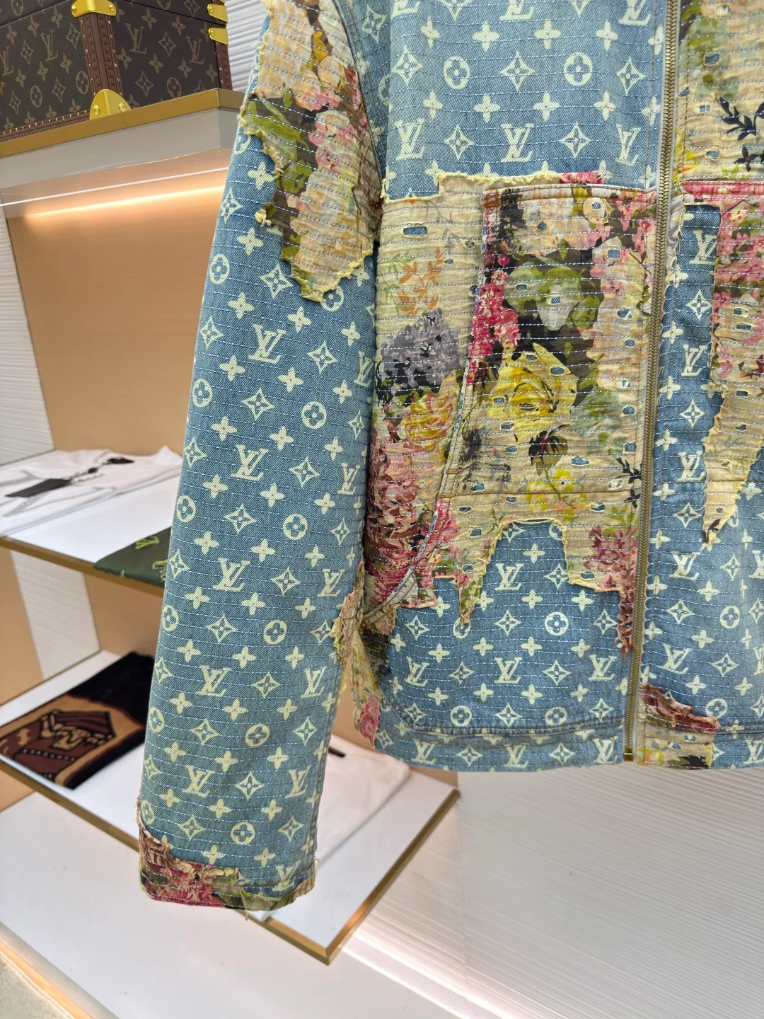 LOUIS VUITTON Retro rose floral patch presbyopic denim jacket cotton ●Authentic product: purchased and developed by 21974 ●Item number: 1680536-E30 ●Fabric: denim fabric ●Technology: patch production ●Version: loose version ●Weight: about 1595 grams ●Size: 46-48-50-52 ●Description: Pure cotton denim fabric, mulberry silk lining, polyester fiber filling, digital direct printing, old flower discharge printing technology, single-needle full-width embroidery, washed and distressed treatment, positioning pattern cutting and sewing, antique gold hardware accessories embellishment, and a full set of accessories. The denim fabric is custom-woven with counter-print yarn twill. The texture of the twill is thick and the texture is clear. After proper processing, the surface will show fine texture after grinding and washing. The denim fabric maintains high resilience, brings a gentle feel, skin-friendly comfort, and will not change shape and lose elasticity over time. The lattice fabric is made of custom-dyed yarn for discharge printing, with a full-frame classic presbyopia pattern. Discharge printing is based on the principle of revealing the original color of the yarn, and the discharge printing effect is combined with the fabric. The texture of discharge printing is exquisite and delicate, with rich patterns, strong color contrast, clear outlines and full color. The effect of white flowers on a blue background is produced by multiple subsequent processes after discharging the printing paste. The overall wiring is straight and delicate, the fabric is comfortable and soft, and the color is consistent without color difference. It can be matched with the same style to create a fashionable look and control various occasions. Customized accessories, complete with three standards, same style for men and women!